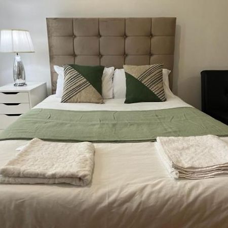 Ensuite With Kitchen Ext Large Room With Balcony In Zone 2 ลอนดอน ภายนอก รูปภาพ