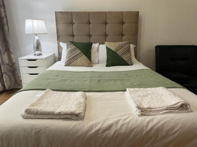 Ensuite With Kitchen Ext Large Room With Balcony In Zone 2 ลอนดอน ภายนอก รูปภาพ
